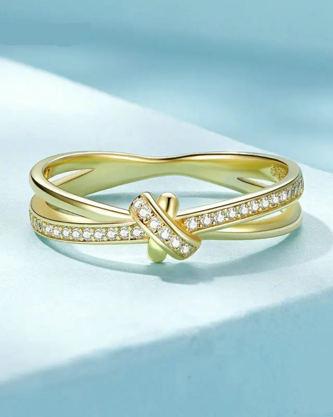 Soléa Ring – Anel com nó entrelaçado em Prata 925 e cravação de zircônias em prata ou dourado