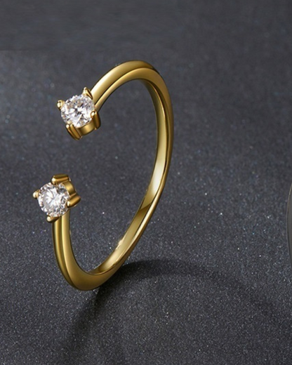 Sorellé Ring – Anel aberto em Prata 925 com duplo ponto de luz e acabamento minimalista