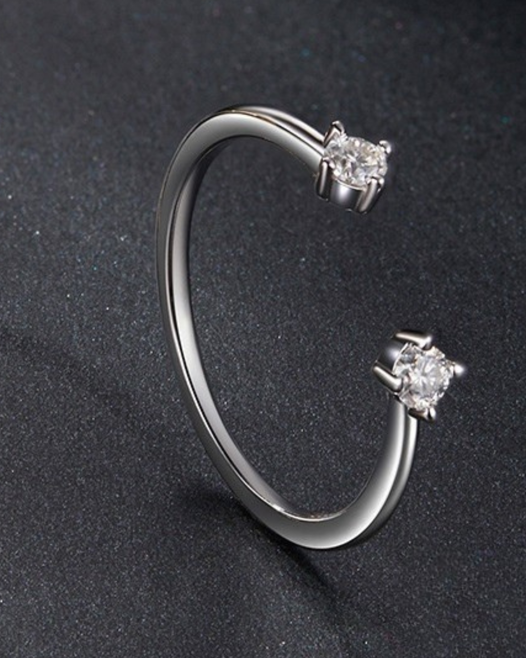 Sorellé Ring – Anel aberto em Prata 925 com duplo ponto de luz e acabamento minimalista