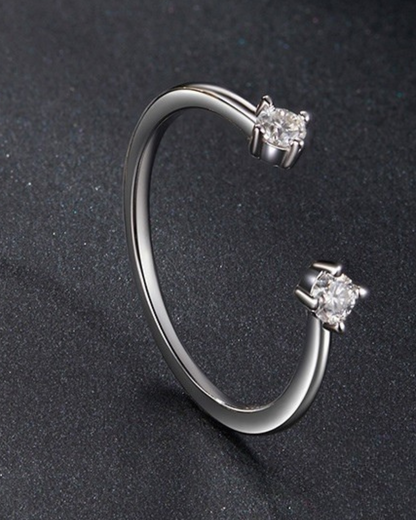 Sorellé Ring – Anel aberto em Prata 925 com duplo ponto de luz e acabamento minimalista