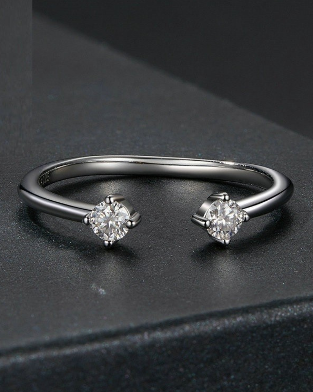 Sorellé Ring – Anel aberto em Prata 925 com duplo ponto de luz e acabamento minimalista