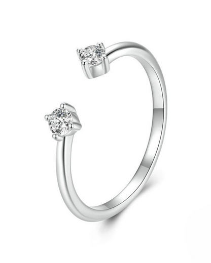 Sorellé Ring – Anel aberto em Prata 925 com duplo ponto de luz e acabamento minimalista