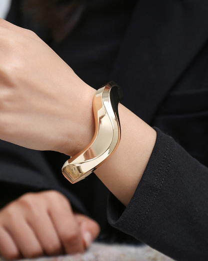 Pulsera Wavelette – Brazalete de Metal Escultórico para Mujer | Oro y Plata | Serenyah