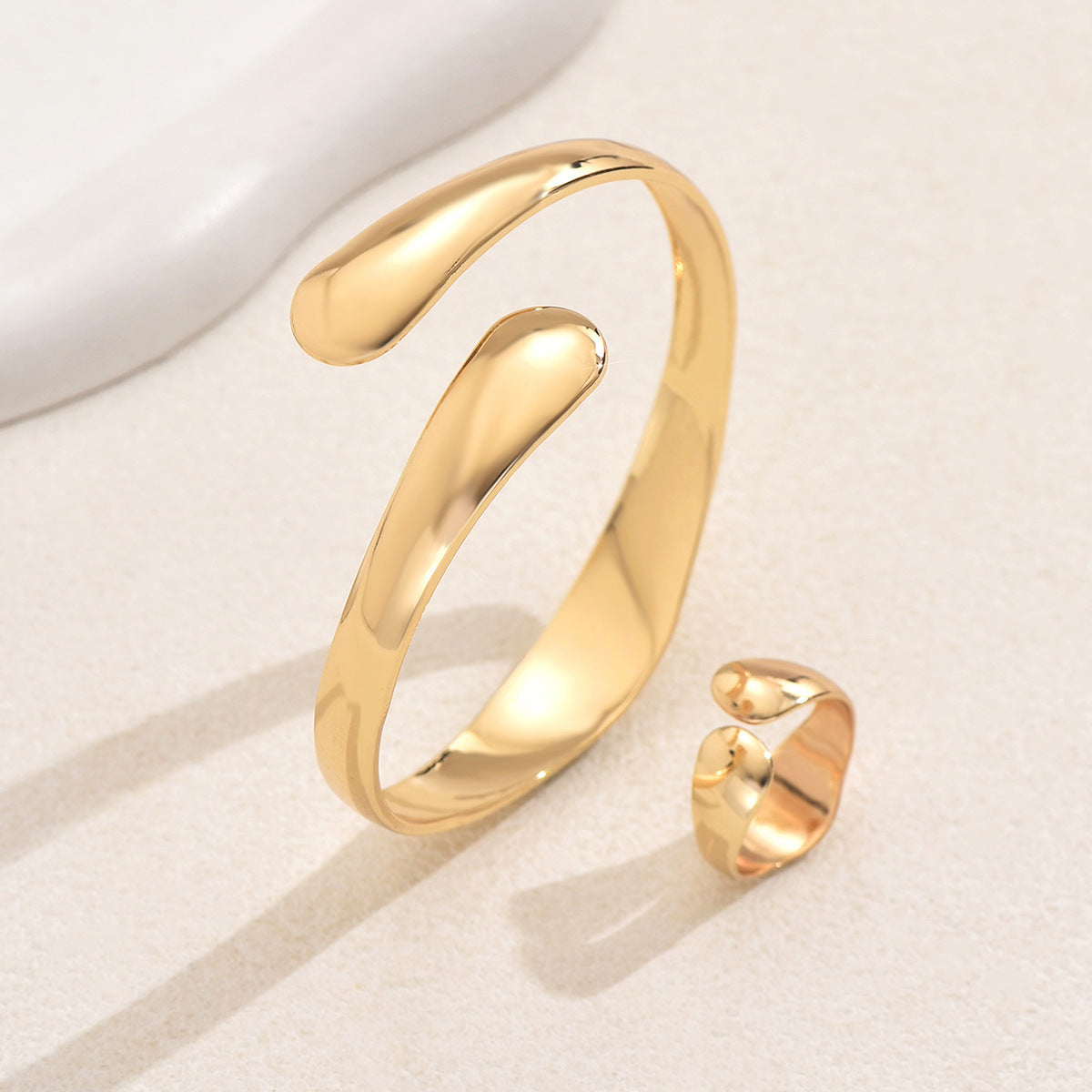 Forma Libera - Conjunto Dourado de Pulseira e Anel com Design Orgânico | Serenyah