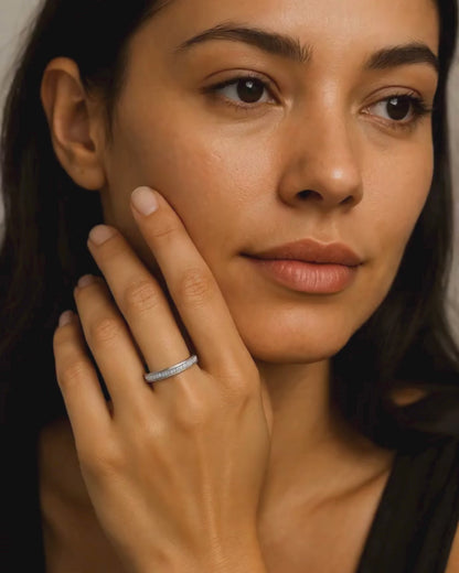 Anillo Liora – Anillo de banda plana de plata de ley 925 con línea de microcirconitas | Lujo minimalista